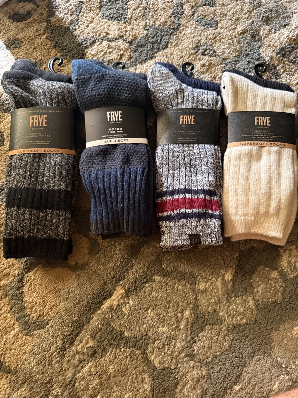 FRYE Men's Supersoft Pack - Assorted Crew Socks (Black, Navy, Gray, Cream)
